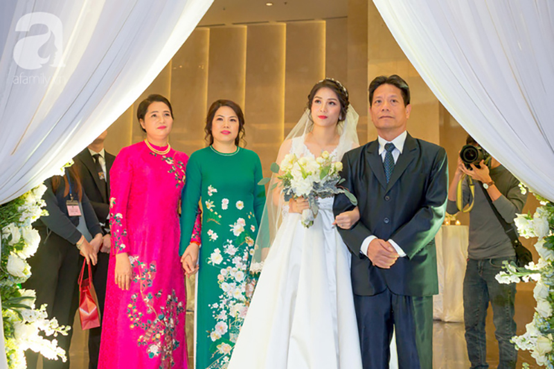 Đám cưới có 1-0-2 sang chảnh hết nấc: Sân khấu lộng lẫy, khách mời đa quốc gia, hoa tươi nhập khẩu tinh tế